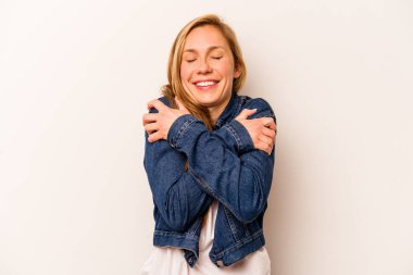 Beyaz arka planda izole edilmiş genç beyaz kadın. Kucaklaşma, kaygısız gülümseme ve mutluluk..