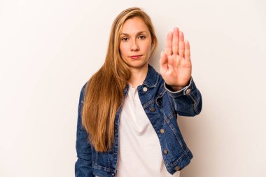 Beyaz arka planda izole edilmiş genç beyaz bir kadın elini uzatmış, dur işareti göstererek seni engelliyor..