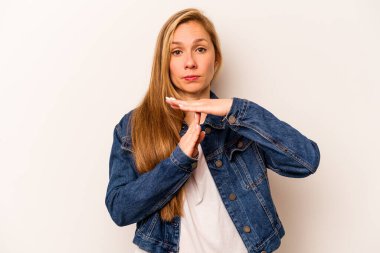 Beyaz arka planda izole edilmiş genç beyaz kadın bir mola hareketi gösteriyor..