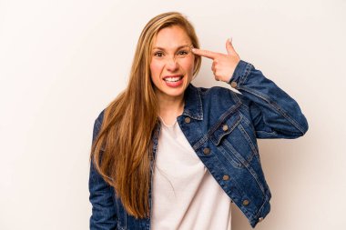 Beyaz arka planda izole edilmiş beyaz bir kadın işaret parmağıyla hayal kırıklığı jesti yapıyor..