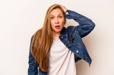 Beyaz arka planda izole edilmiş genç beyaz bir kadın şok geçiriyordu. Önemli bir buluşmayı hatırladı..