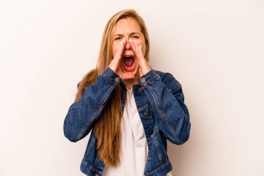 Beyaz arka planda izole edilmiş beyaz bir kadın heyecanlı bir şekilde bağırıyor..