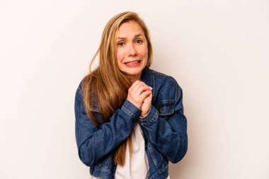 Beyaz arka planda izole edilmiş genç beyaz kadın korkmuş ve korkmuş..