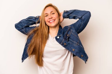 Beyaz arka planda izole edilmiş genç beyaz kadın kollarını uzatıyordu, rahat bir pozisyondaydı..