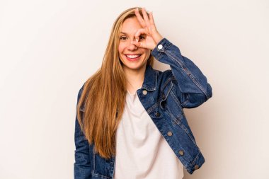 Beyaz arka planda izole edilmiş beyaz bir kadın heyecanlı..