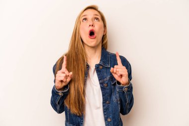 Beyaz arka planda izole edilmiş beyaz bir kadın ağzı açık bir şekilde üst tarafı işaret ediyor..