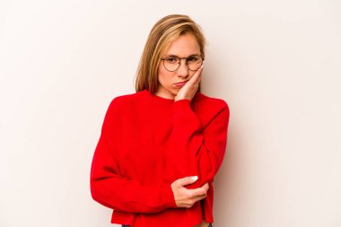 Beyaz arka planda izole edilmiş, sıkılmış, yorgun ve dinlenmeye ihtiyacı olan beyaz bir kadın..