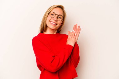 Beyaz arka planda izole edilmiş genç beyaz kadın enerjik ve rahat hissediyor, ellerini ovuşturuyor..