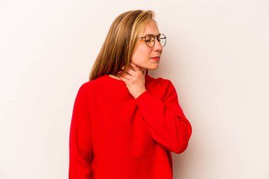 Beyaz arka planda izole edilmiş genç beyaz kadın virüs ya da enfeksiyon yüzünden boğazında ağrı hissediyor..