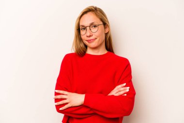 Beyaz arka planda izole edilmiş genç beyaz kadın şüpheli, belirsiz, seni muayene ediyor..