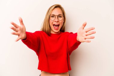 Beyaz arka planda izole edilmiş beyaz kadın kameraya sarıldığı için kendini güvende hissediyor..