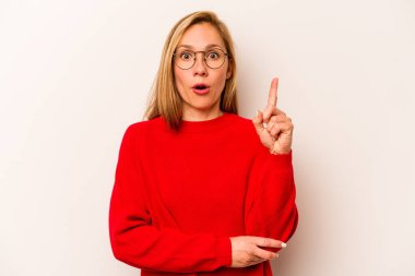 Beyaz arka planda soyutlanmış beyaz bir kadın, yaratıcılık kavramına sahip..