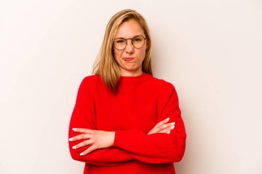 Beyaz arka planda izole edilmiş beyaz bir kadın mutsuz bir şekilde alaycı bir ifadeyle kameraya bakıyor..