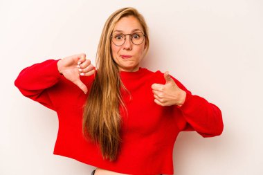 Beyaz arka planda izole edilmiş genç beyaz bir kadın baş parmağını kaldırıyor ve baş parmağını aşağı gösteriyor, zor seçim konsepti.