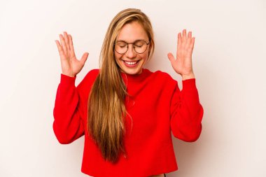 Beyaz arka planda izole edilmiş beyaz bir kadın neşeli bir şekilde gülüyor. Mutluluk kavramı.