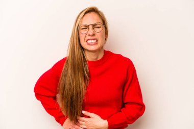 Beyaz arka planda karaciğer ağrısı çeken, karnı ağrıyan beyaz bir kadın..