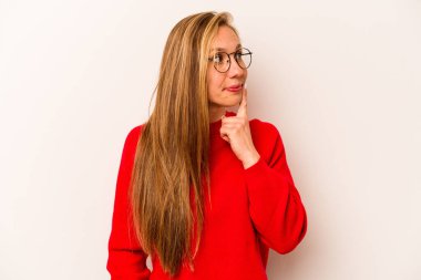 Beyaz arka planda izole edilmiş genç beyaz bir kadın. Bir strateji planlıyor, bir iş yolu düşünüyor..