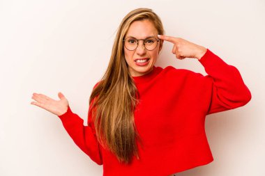 Beyaz arka planda izole edilmiş beyaz bir kadın elinde bir ürün tutuyor ve.