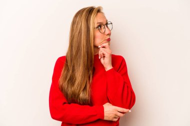 Beyaz arka planda soyutlanmış beyaz bir kadın. Düşünüyor, bakıyor, yansıtıyor, düşünüyor, bir fantezi kuruyor..