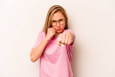 Beyaz arka planda izole edilmiş genç beyaz kadın bir tartışma yüzünden yumruk, öfke, kavga, boks....