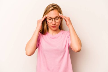 Beyaz arka planda izole edilmiş genç beyaz kadın tapınaklara dokunuyor ve baş ağrısı çekiyor..