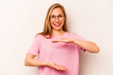 Beyaz arka planda izole edilmiş beyaz bir kadın iki eliyle bir şey tutuyor, ürün sunumu..