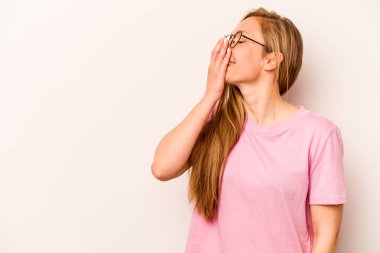 Beyaz arka planda izole edilmiş genç beyaz kadın gülüyor, kaygısız, doğal duygu..