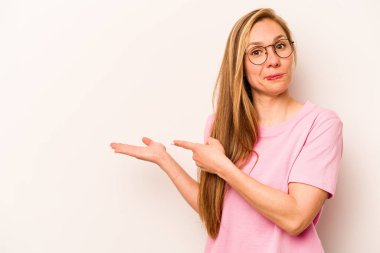 Beyaz arka planda izole edilmiş beyaz tenli genç bir kadın, elinde bir fotokopi alanı tutarken heyecanlanıyor..