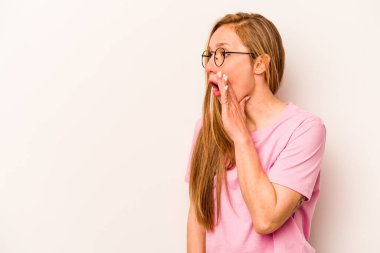 Beyaz arka planda izole edilmiş beyaz bir kadın gördüğü bir şey yüzünden şoka uğruyor..