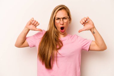 Beyaz arka planda izole genç beyaz kadın gururlu ve kendinden emin hissediyor, örnek olarak..