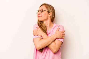 Beyaz arka planda izole edilmiş genç beyaz kadın. Kucaklaşma, kaygısız gülümseme ve mutluluk..