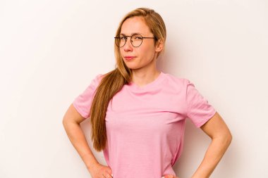 Beyaz arka planda izole edilmiş, hoşnutsuzca kaşlarını çatmış, kollarını kavuşturmuş genç beyaz bir kadın..