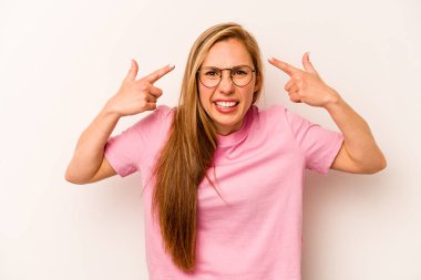 Beyaz arka planda izole edilmiş beyaz bir kadın işaret parmağıyla hayal kırıklığı jesti yapıyor..