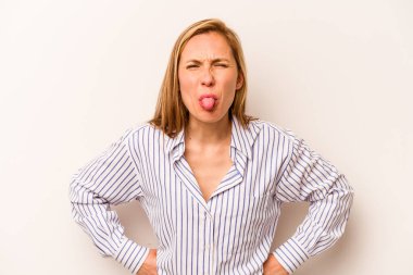 Beyaz arka planda izole edilmiş beyaz bir kadın. Komik ve dost canlısı bir dil uzatıyor..