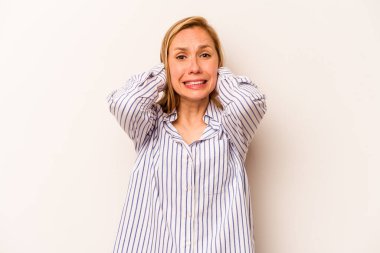 Beyaz arka planda izole edilmiş beyaz bir kadın öfkeyle çığlık atıyor..