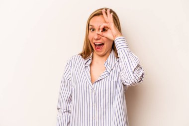 Beyaz arka planda izole edilmiş beyaz bir kadın heyecanlı..