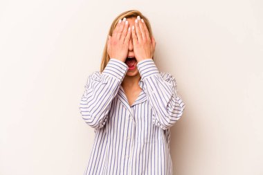 Beyaz arka planda izole edilmiş beyaz bir kadın yüzünün yarısını palmiye ile örterek eğleniyor..