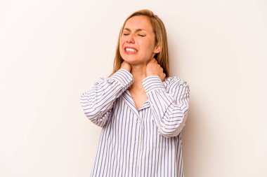 Beyaz arka planda izole edilmiş genç beyaz bir kadın sabit yaşam tarzından dolayı boyun ağrısı çekiyor..