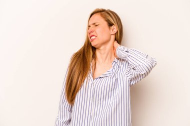 Beyaz arka planda izole edilmiş genç beyaz kadın yorgun ve uykulu ellerini başının üstünde tutuyor..