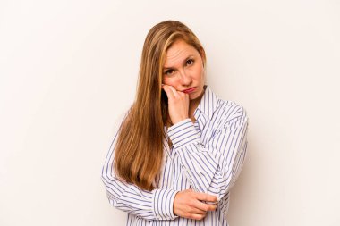 Beyaz arka planda izole genç beyaz kadın tekrarlanan bir görevden yoruldu.