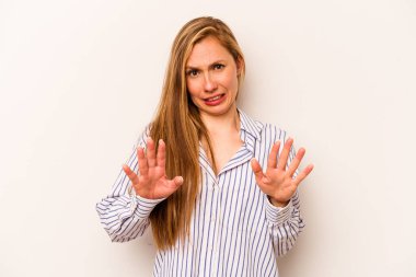 Beyaz arka planda izole edilmiş beyaz bir kadın tiksinti belirtisi gösteren birini reddediyor..