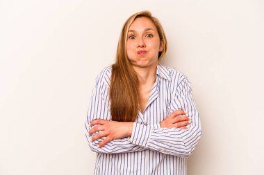 Beyaz arka planda izole genç beyaz kadın yanakları üflüyor, yorgun bir ifadesi var. Yüz ifadesi kavramı.