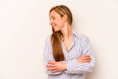 Beyaz arka planda izole genç beyaz kadın gülüyor ve eğleniyor..