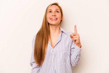 Beyaz arka planda izole edilmiş genç beyaz kadın iki parmağı da boş bir alan gösteriyor..