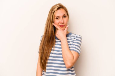 Beyaz arka planda izole edilmiş genç beyaz bir kadın. Bir strateji planlıyor, bir iş yolu düşünüyor..