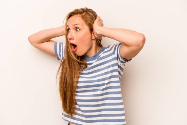 Beyaz arka planda izole edilmiş genç beyaz bir kadın çığlık atıyor, çok heyecanlı, tutkulu, bir şeyden memnun..