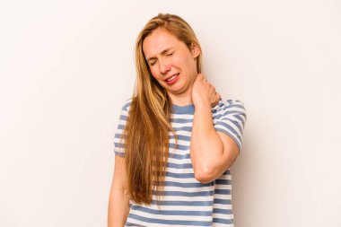 Beyaz arka planda izole edilmiş genç beyaz kadın stresten dolayı boynu ağrıyor, masaj yapıyor ve elle dokunuyor..