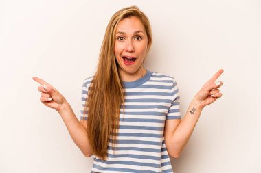 Beyaz arka planda izole edilmiş genç beyaz kadın farklı kopya alanlarını gösteriyor, birini seçiyor, parmaklarıyla gösteriyor.