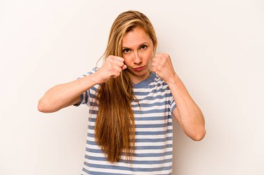 Beyaz arka planda izole edilmiş genç beyaz kadın bir tartışma yüzünden yumruk, öfke, kavga, boks....