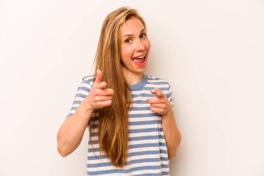 Beyaz arka planda izole edilmiş genç beyaz kadın parmaklarıyla ön tarafı işaret ediyor..